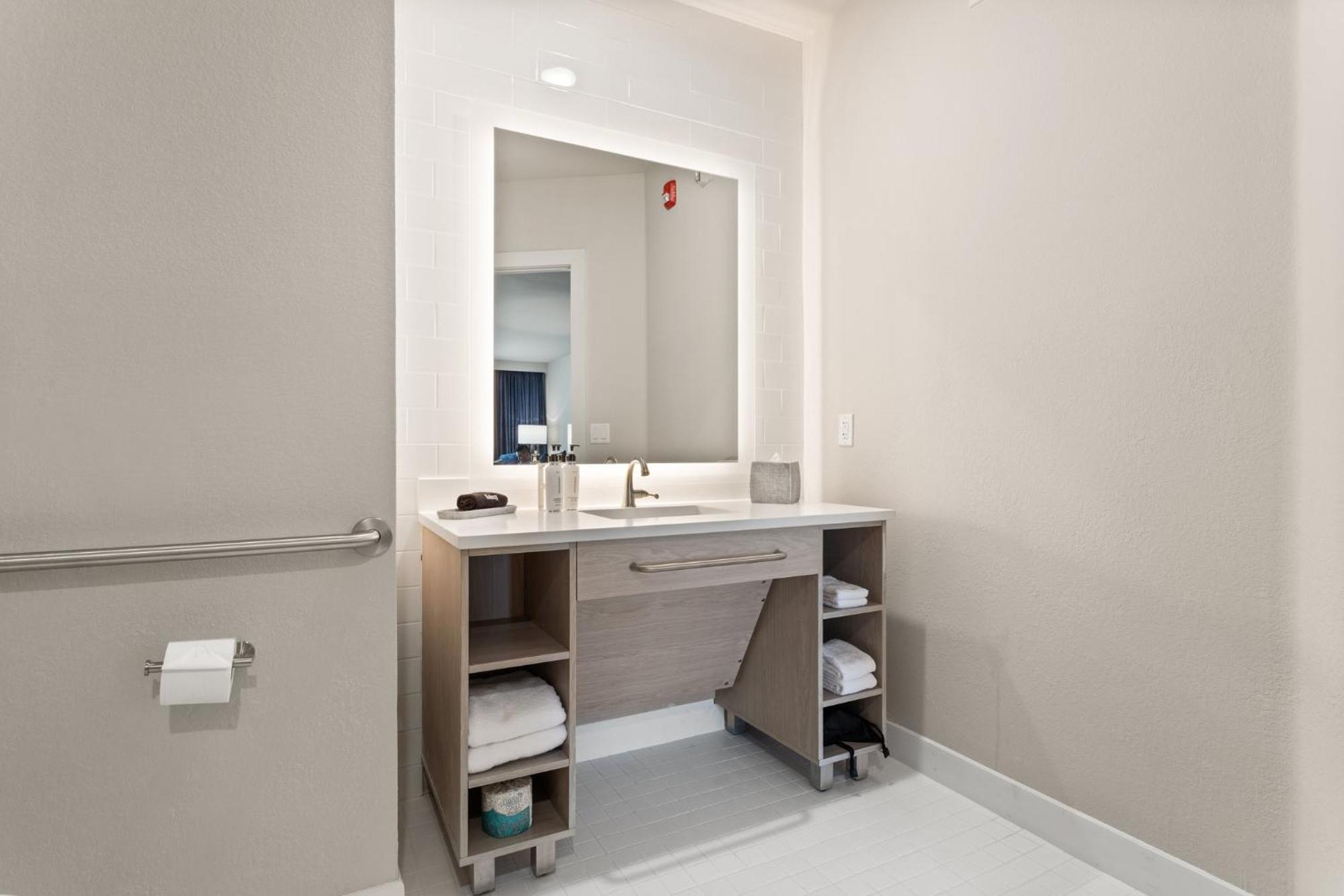 Even Uptown Near The Domain By Ihg
